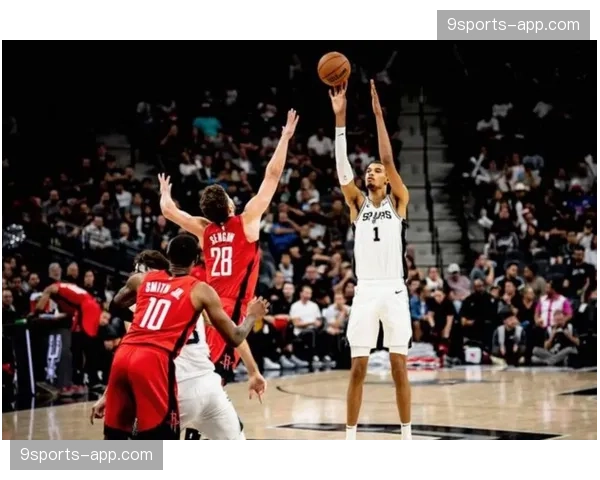 马刺防守效率99限制快船进攻仅89分,防守强度达到季后赛级别 马刺防守效率99限制快船进攻仅89分,防守强度达到季后赛级别